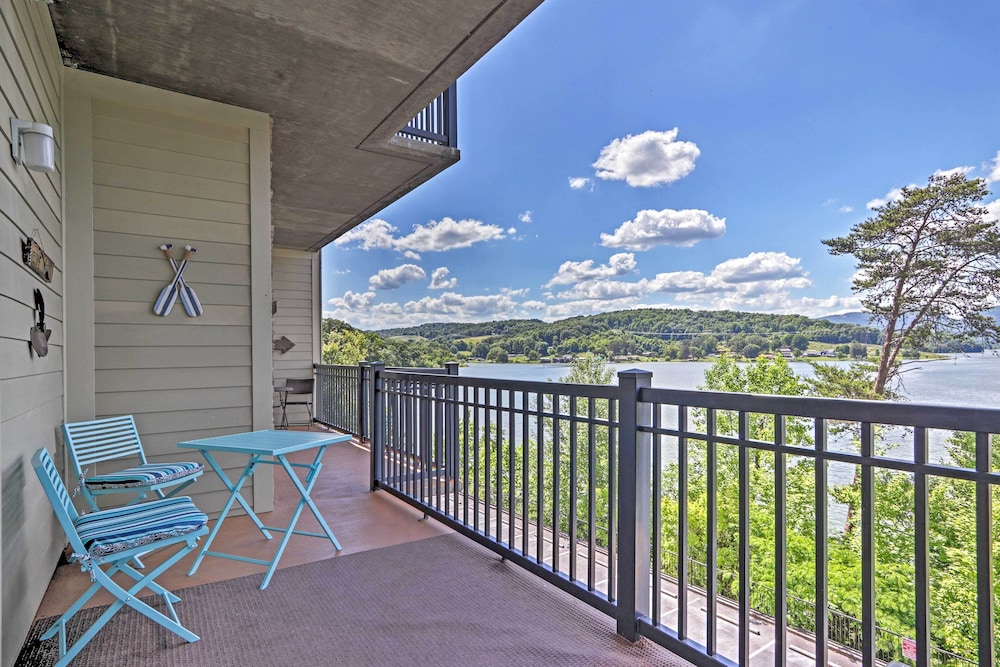 Modern Family Condo With Pano Lake Views & Pool!