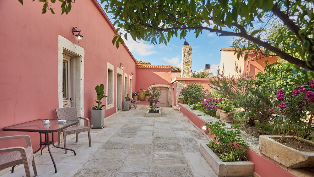 Arhontiko Arhanes Suites