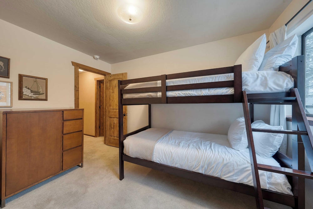 Private Deck, Fireplace, and Ski Access Near Northstar The Lazy Bear