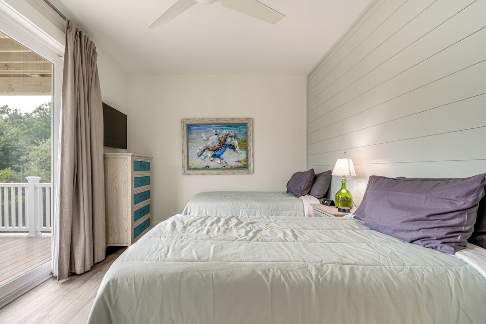 Walk to Beach: Southern Shores Retreat w/ Hot Tub