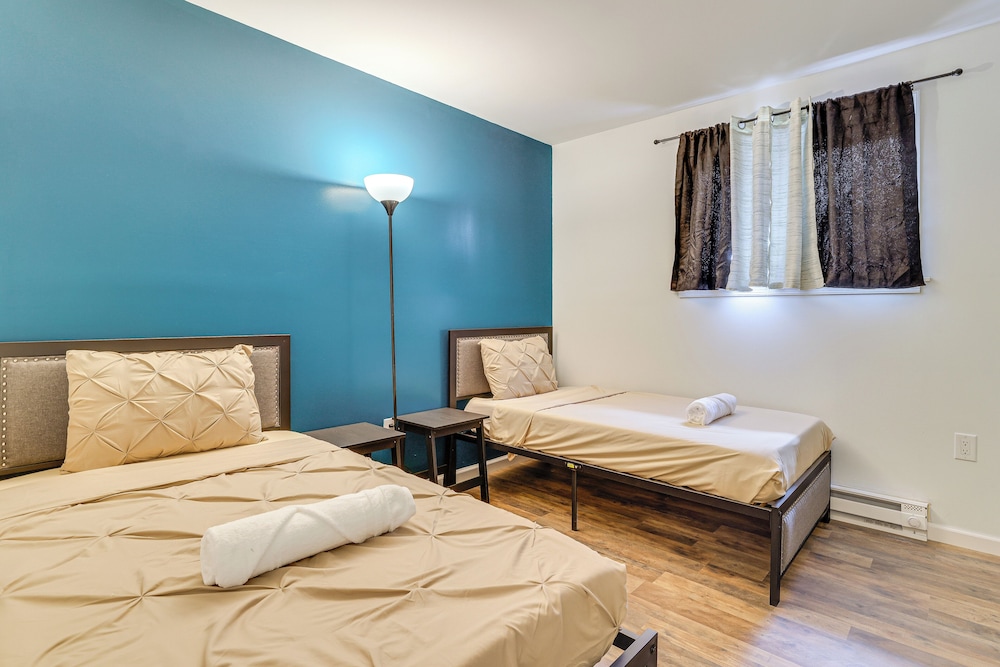 Theater, Game Room & Lake Access: Pocono Retreat