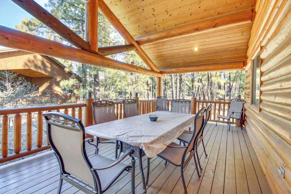 Fire Pit: Cozy Winter Cabin, 45 Mi to Sunrise Park