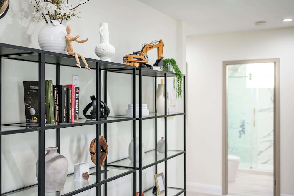 Stylish New Home Bright, Modern & Fully Stocked