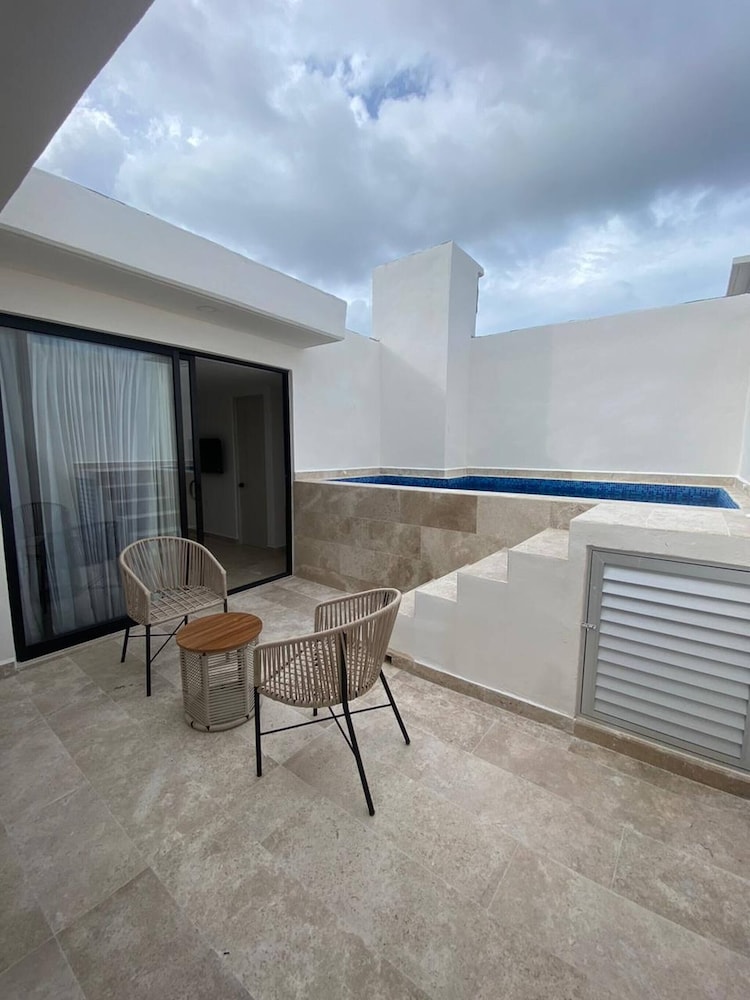 Spacious and Comfortable Ph With Private Pool in Zama!