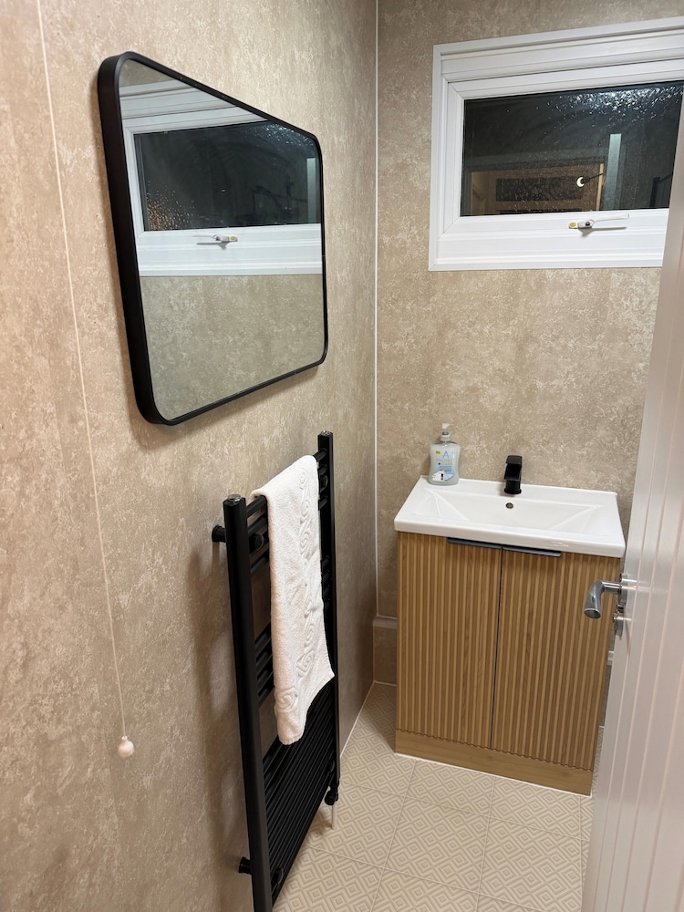 Stafford Cosy Retreat - 2 Bedroom House