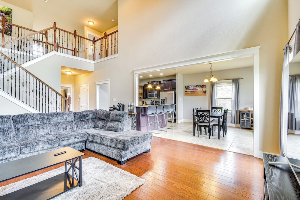 10 Mi to Gulfport Beaches: Family Home w/ Patio