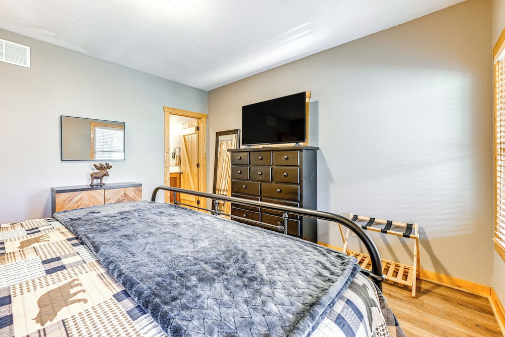 Fish, Hike & Swim: Lake Burton Retreat w/ Hot Tub!