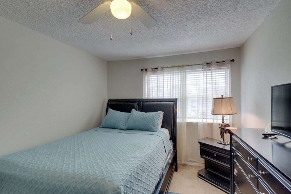 Houston Townhome 4 Mi to Airport: Central Location