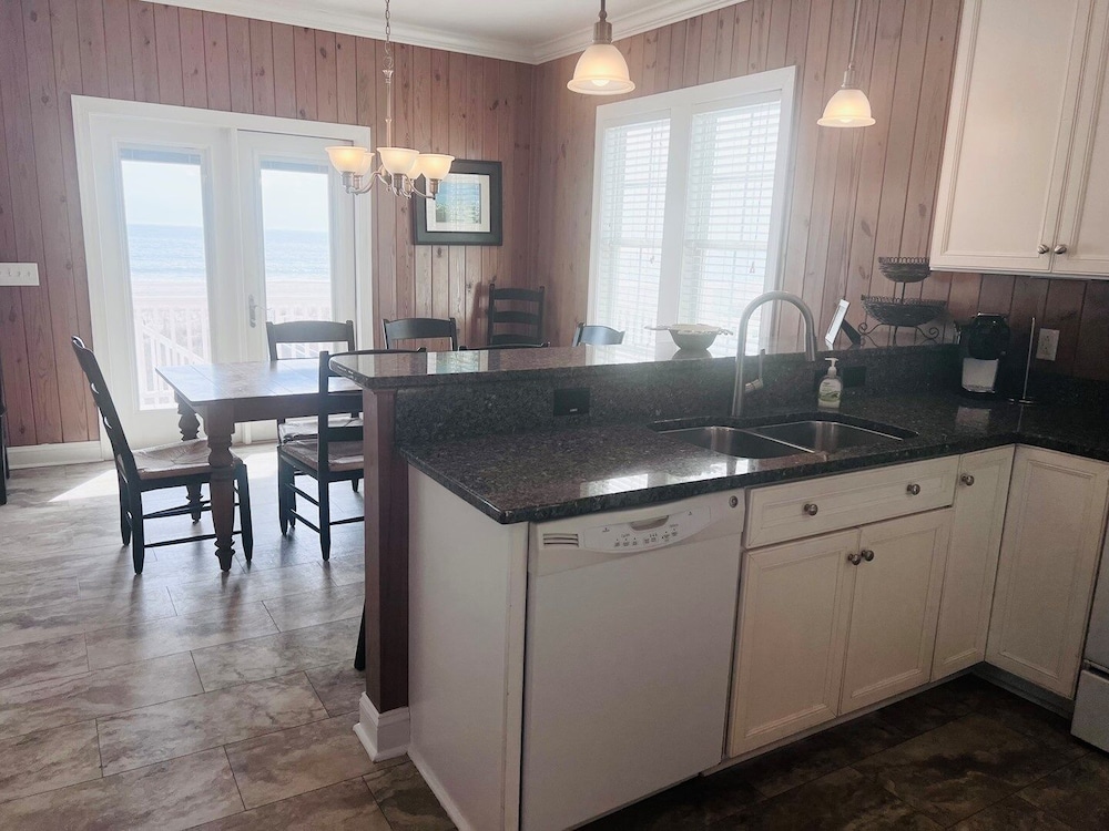 1 Ez Access 4 Bedroom Home by RedAwning