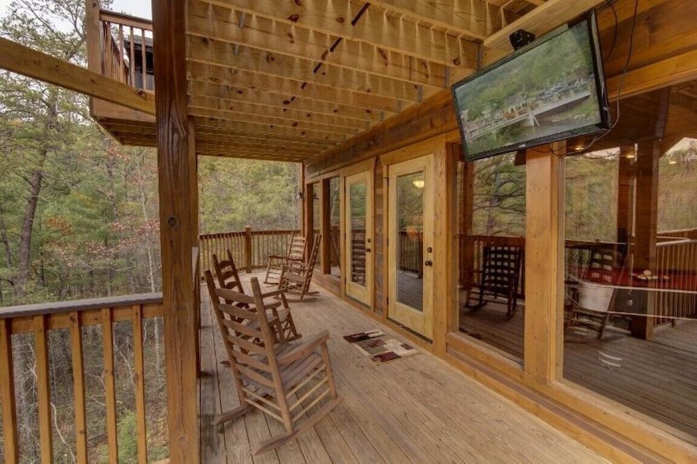 Grand Cherokee Lodge - 5 Bedrooms, 5 Baths, Sleeps 20 Home by RedAwning