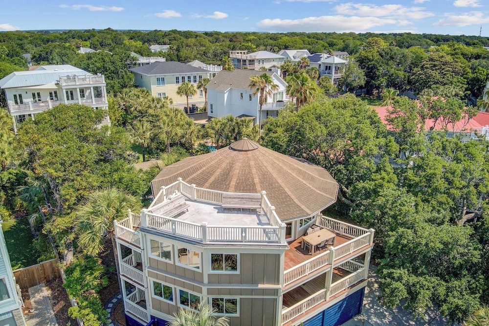 Private Pool, Putting Green & Steps to Isle of Palms Beach Paradise on Palm