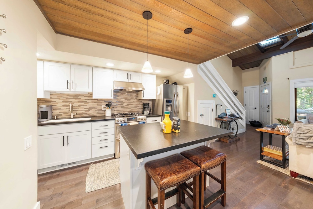 Near Ski, Beach, & Hiking Trails + Clubhouse Pool & Hot Tub Access Juanita Blue by Avantstay