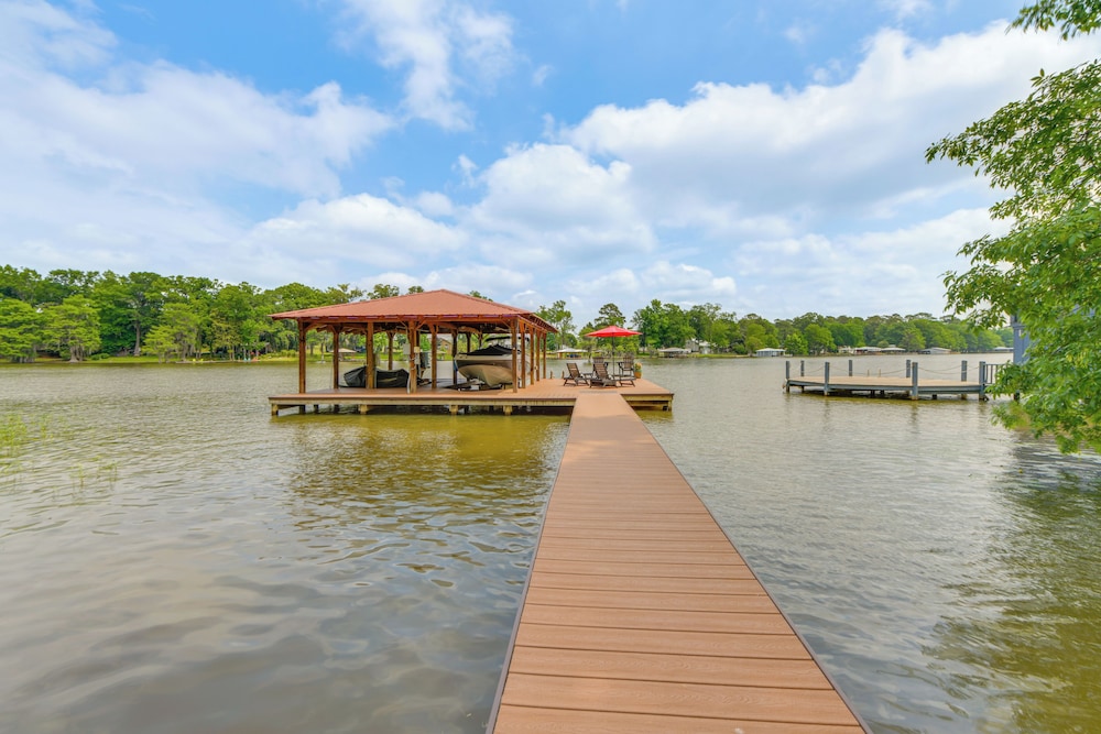 Private Dock + Porch: Lakefront Retreat in Cobb!