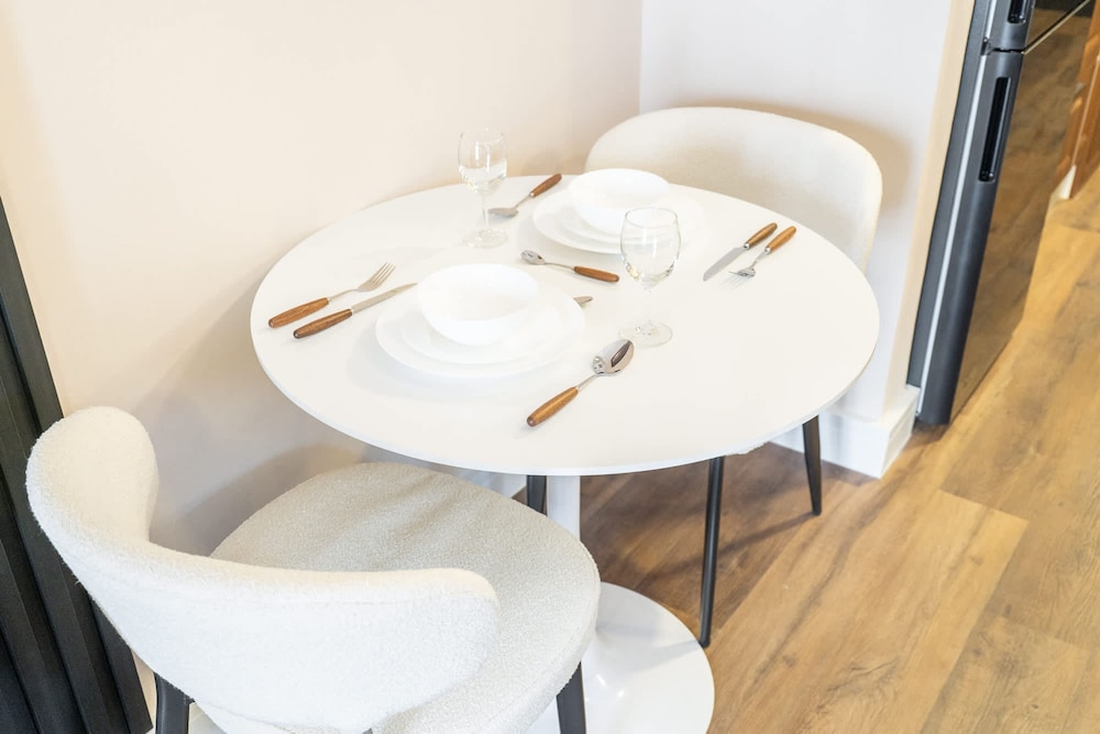 Extravagant Studio Stay for 2 in JVC