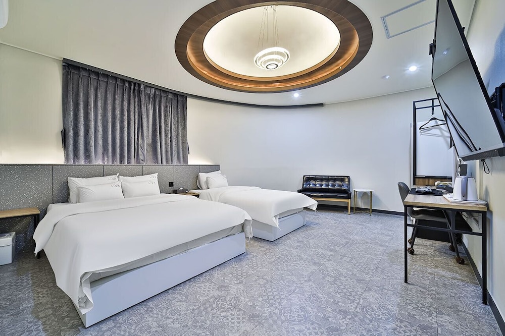 HOTEL LION