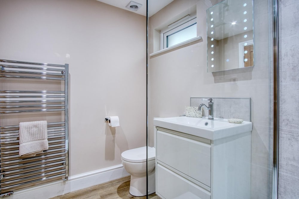 Waterfront 2 - 2 Bedroom Apartment - Wisemans Bridge