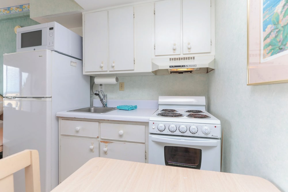 Exclusive Beach Access: VA Beach Studio Condo!