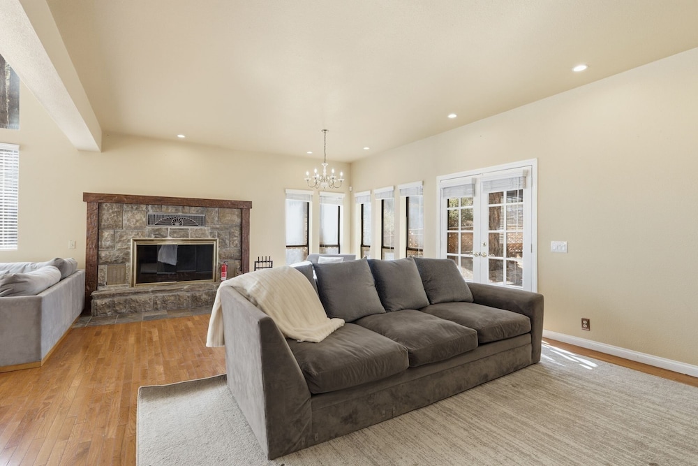 Spacious Mountain Getaway Game Room & Gazebo 5 Bedroom Villa