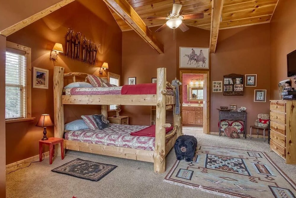 Smoky Mtn Log Cabin w Wet Bar Loft