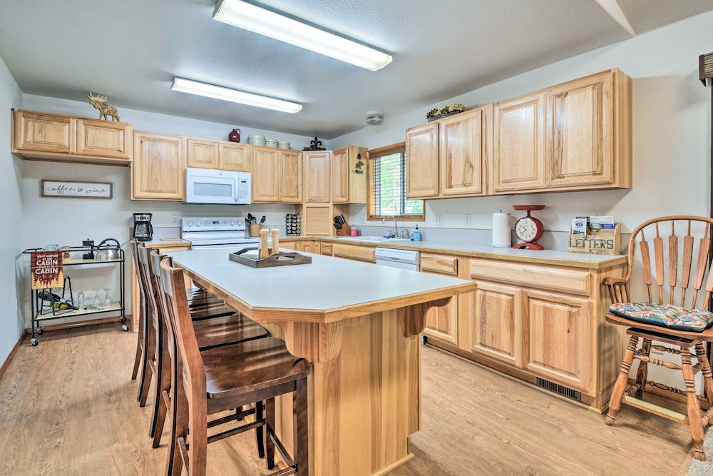 Cabin w/ Hot Tub, By Crater Lake Nat'l Park! view 5