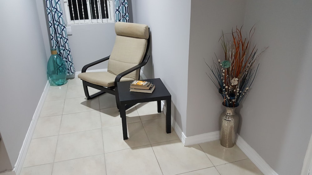 New Kingston Guest Apartment at Donhead