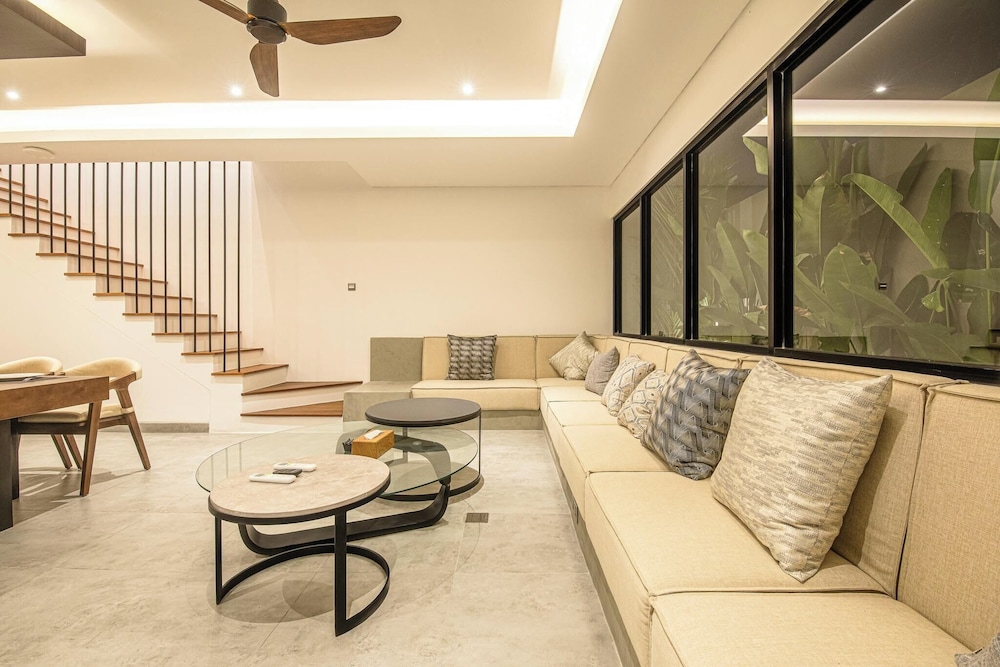 Tropical Elegance 5BR Canggu Villa Near Beach