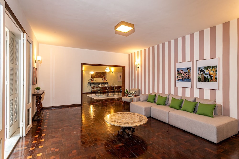 4bdrs, Balcony w/ Sea View, and Garagea 3730/201
