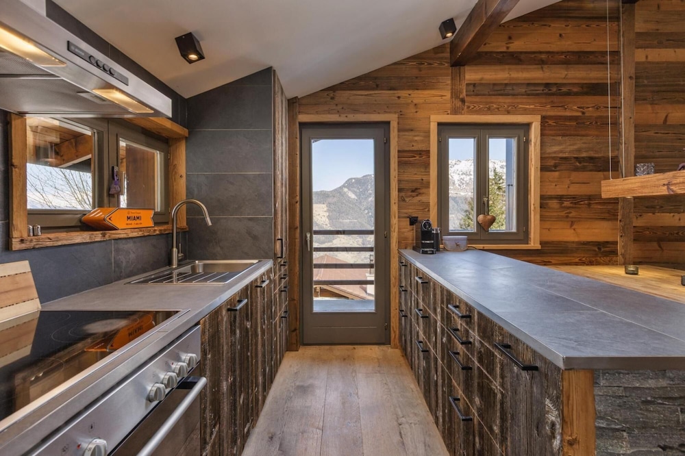 Chalet Capricorne -impeccable Ski in out Chalet With Sauna and Views