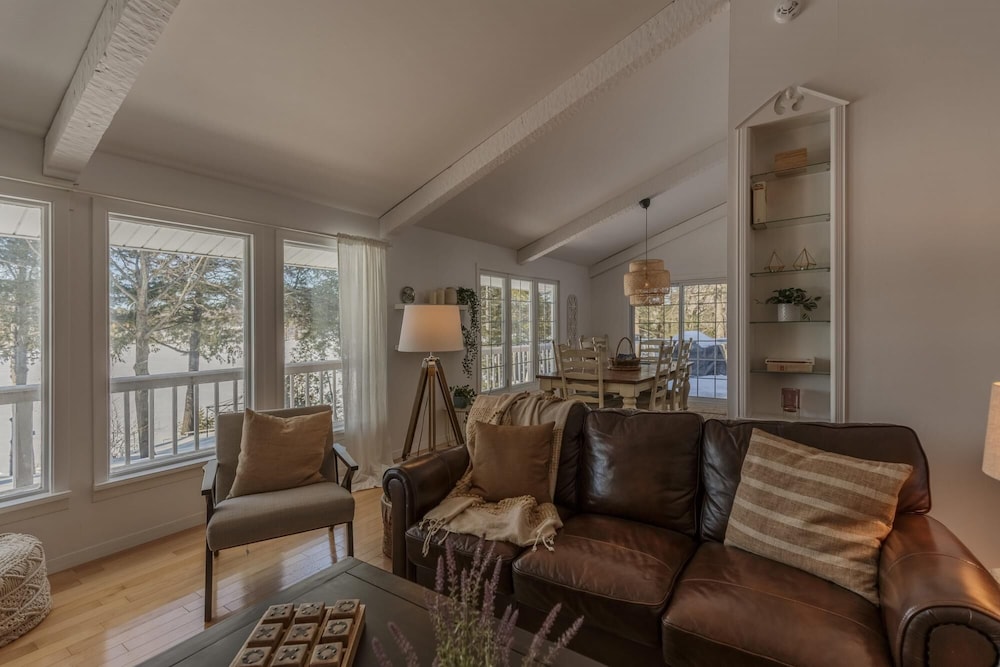 The Otter Lakehouse - Beautiful Cottage on the Lake With Lake Sports Included