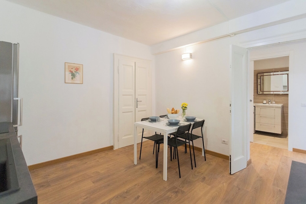 Da Pia in Historycal Como City Centre by Rent all Como