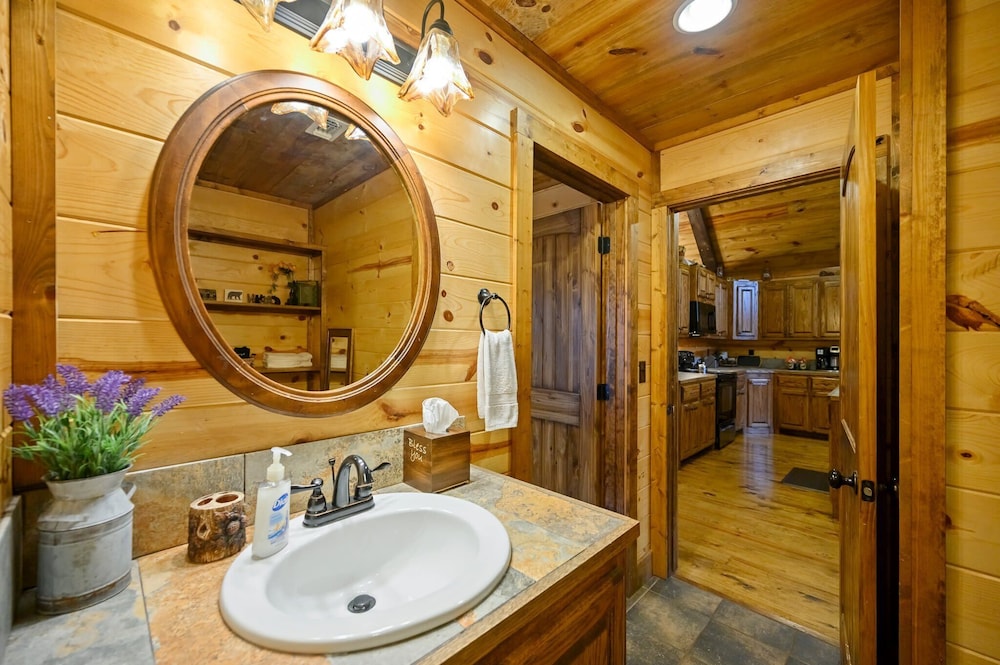 Whitetail Retreat Cabin for 13!