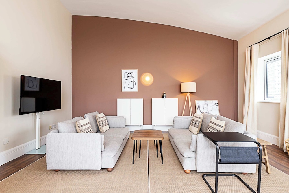 Bright and Stylish Riverside Haven in Canary Wharf