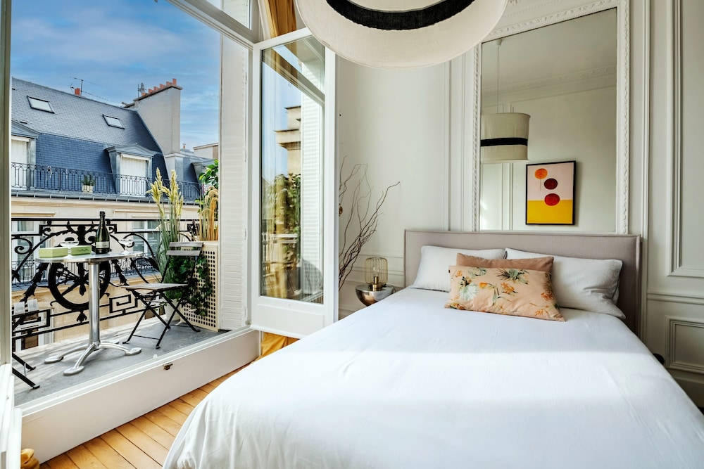 Prestigious Apartment Near the Trocadero