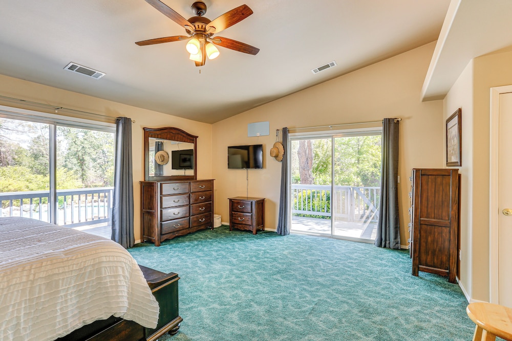 10 Mi to Redding: Serene Escape w/ Spacious Yard!