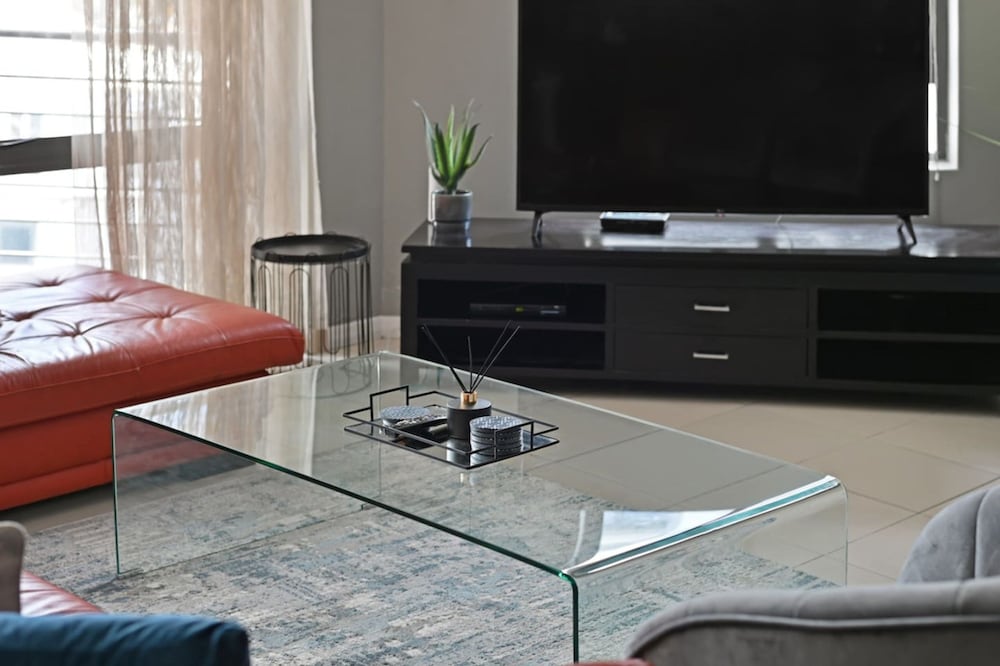Modern 3-bed Apt Designer Touch Mountain Views