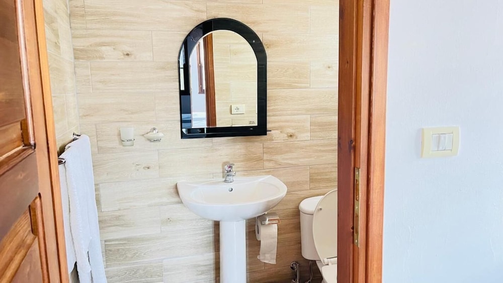 Denis - Private Rooms Guesthouse Gjirokastra