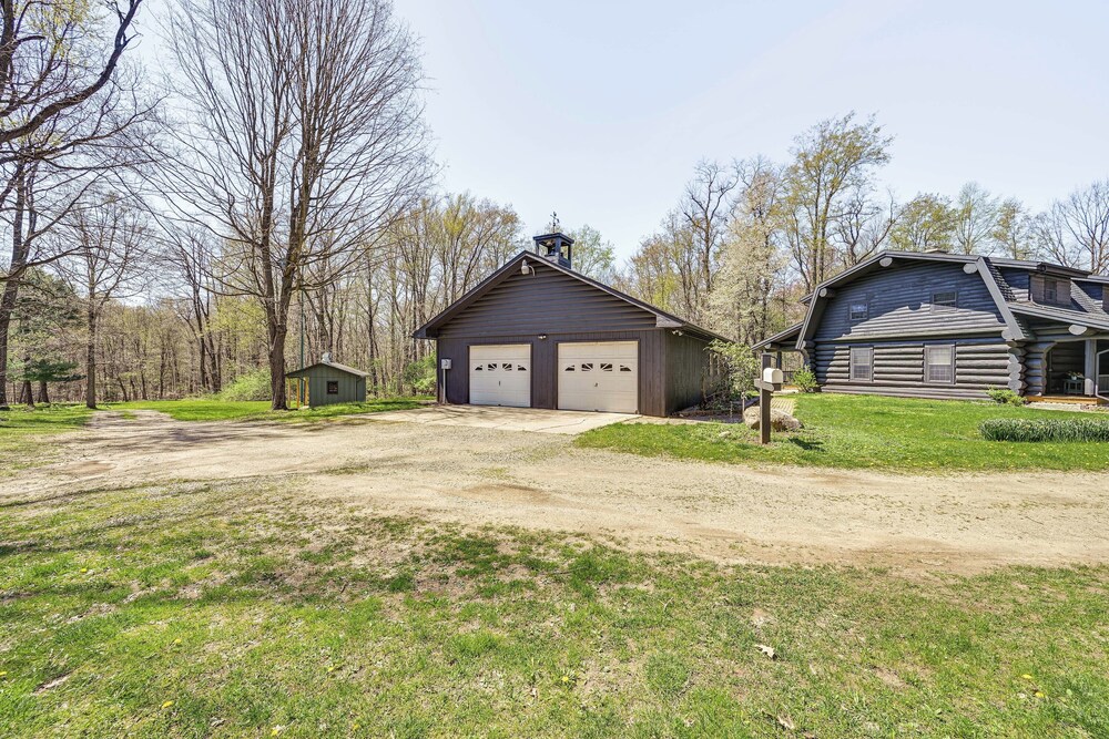 4 Mi to Dtwn: Spacious Family Cabin in Jonesville!