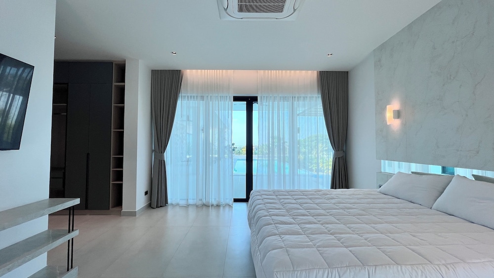 Luxurious 5-bedroom Villa Overlooking Pattaya City