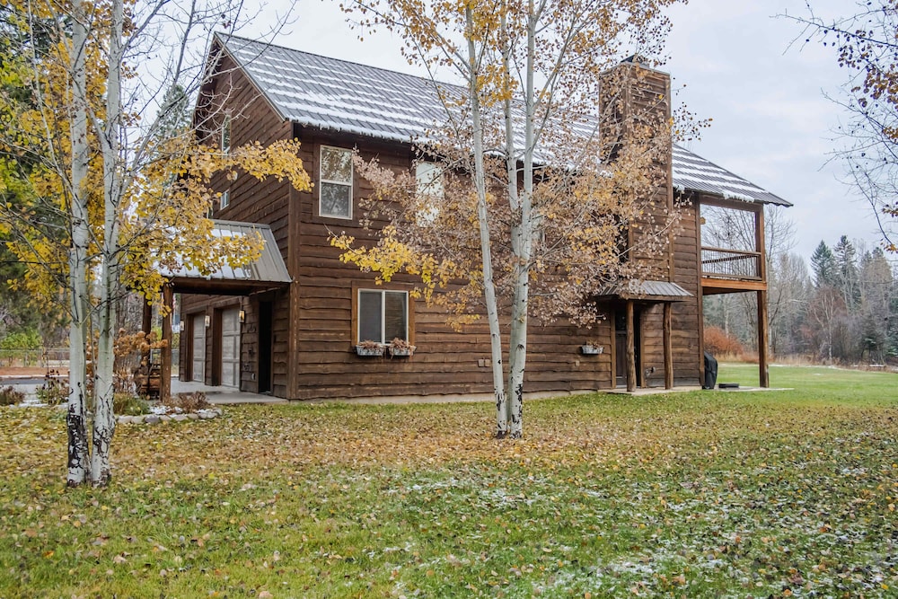 Flathead River Retreat For 15!