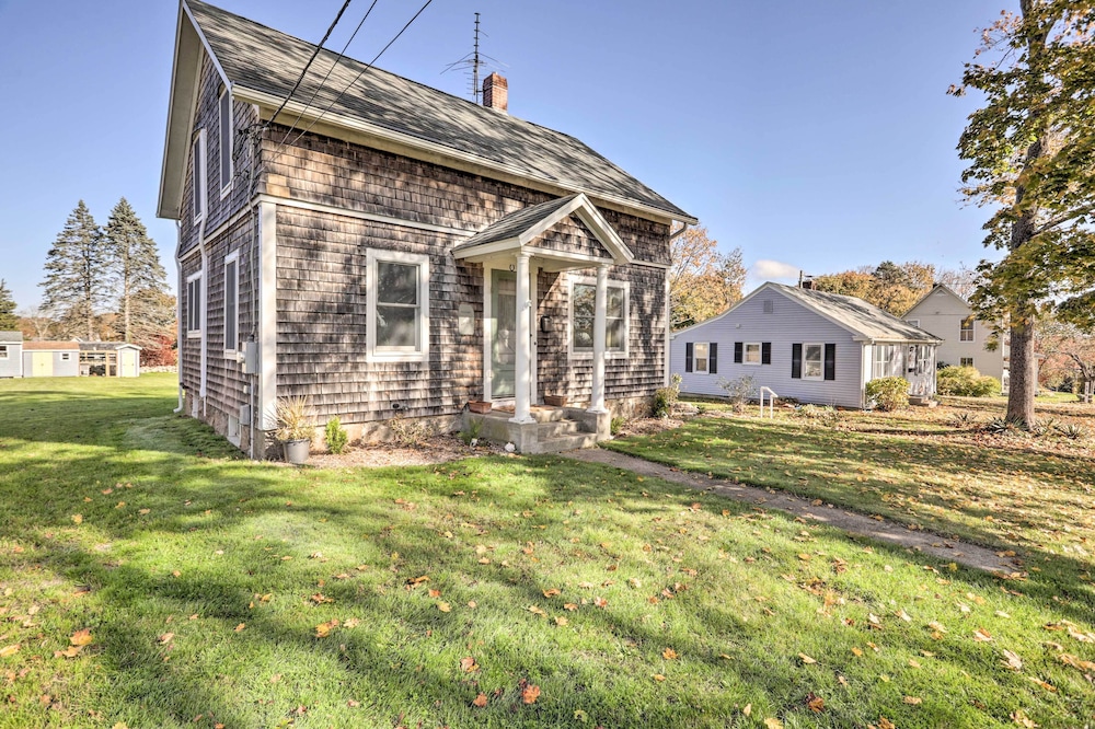 Cozy Historic Wakefield Home Close to Beaches - Property Image 7
