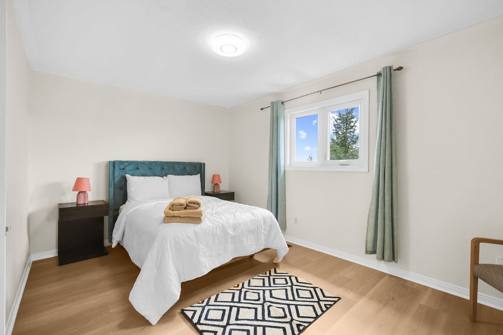 Newly Renovated 3BR in Whitby Family-friendly