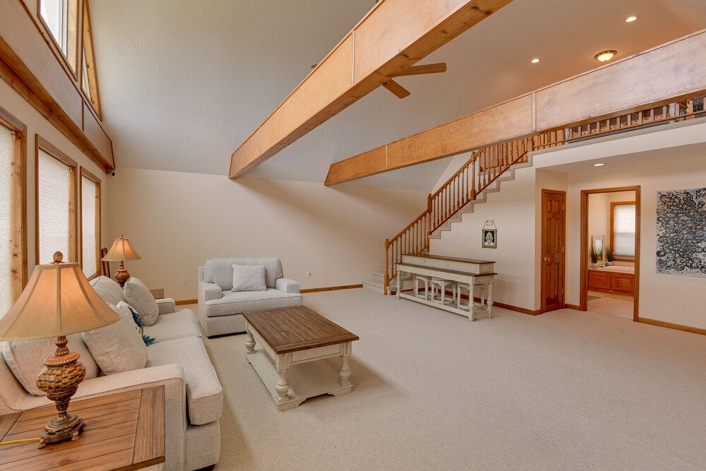Gordonsville Retreat: Deck w/ Spectacular Views!