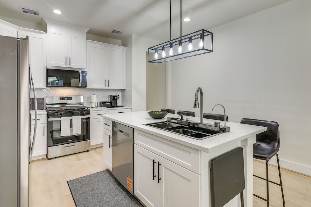 East Downtown Walkability! Modern Houston Townhome
