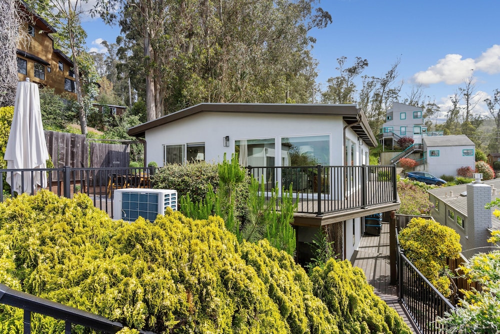 Serene Oceanview Escape With Expansive Deck 3 Bedroom Home