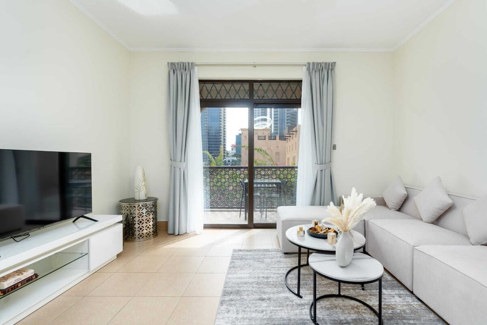 Stylish 1BD Apartment w/ Balcony, Downtown Dubai!