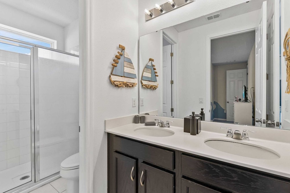 Minutes to Disney Parks + Universal Sleeps 21 w/ Pool, Hot Tub, Game Room