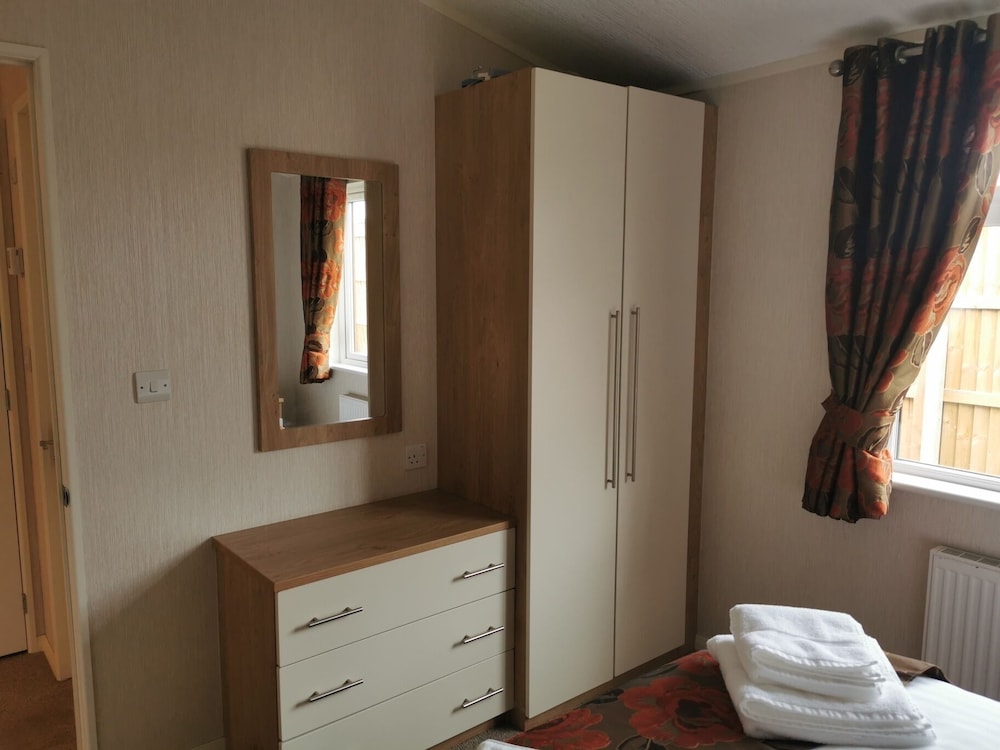 2 Bed Cabin - Sleeps 4 - Pets - 5 min to Beach view 3