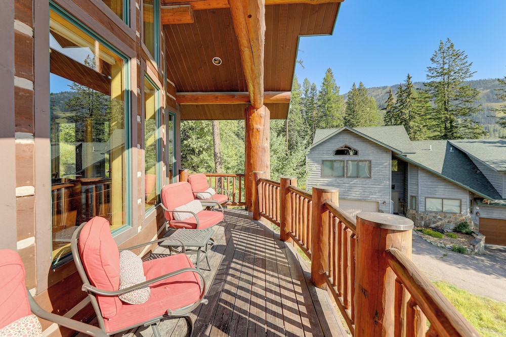 Ski-in/out, Hot Tub: Spacious Retreat in Whitefish