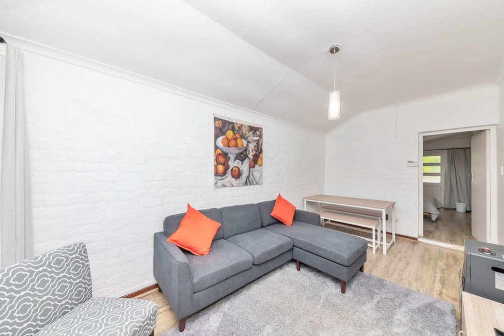 Peaceful 1BD Flat w/ Private Gardenrondebosch