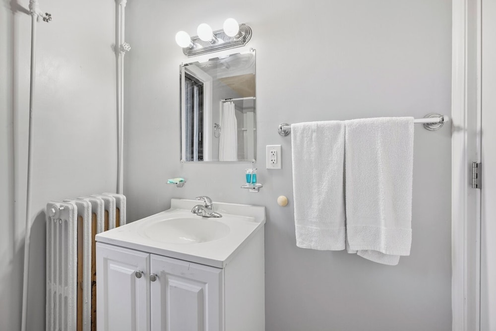 Cozy 1BR Retreat in Brownstown Relax & Unwind!